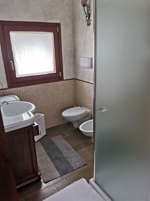 Doccia, vasca idromassaggio, asciugacapelli, bidet