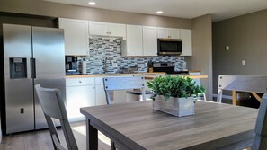 Frigorifero, microonde, forno, piano cottura