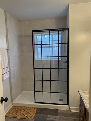 Ensemble douche/baignoire, sèche-cheveux