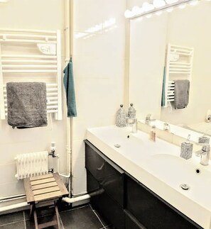 Ensemble douche/baignoire, sèche-cheveux, serviettes fournies, savon