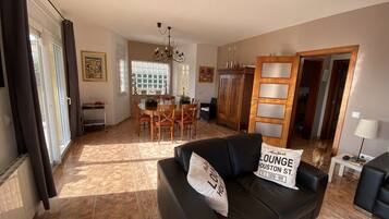 Smart TV, reproductor de DVD, libros y videoteca