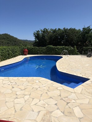 حمّام سباحة خارجي