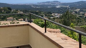 A balcony with a view of a coastal town and the sea. - Weekly rental, villa Lloret de Mar with private pool, quiet area (Lloret de Mar)