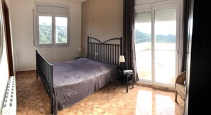 4 عدّة غرف نوم وخزنة داخل الغرفة ومكواة/لوح كي وسرير سفر