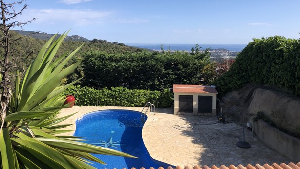 A swimming pool with a view of the sea and hills. - Weekly rental, villa Lloret de Mar with private pool, quiet area (Lloret de Mar)