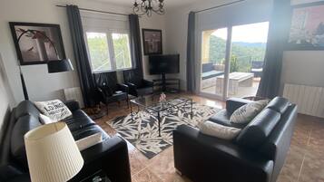 Smart-tv, dvd-afspiller, bøger, videobibliotek