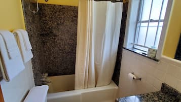 Kamar | Kamar mandi | Handuk, sabun, sampo, dan tisu toilet