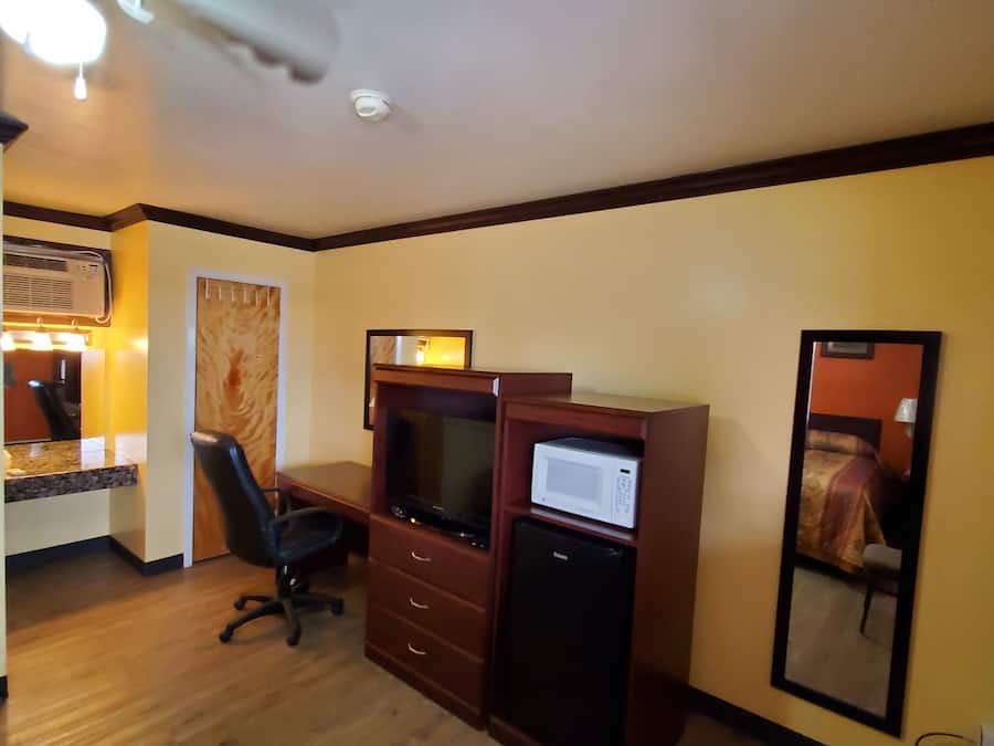 Mobiliari individual, escriptori i cortines opaques