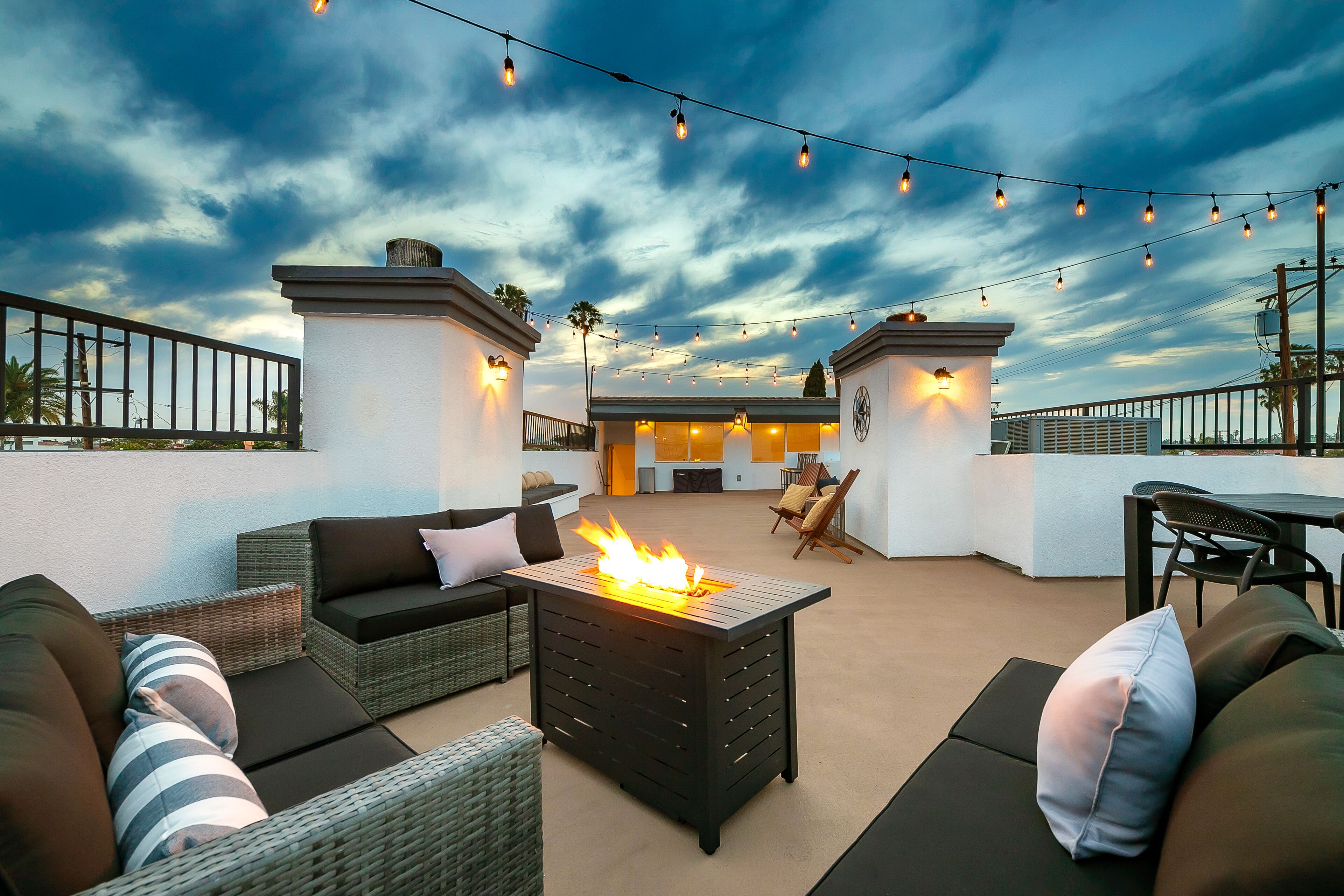 Luxurious home near beach with rooftop deck, balcony, EV charger, & fast WiFi