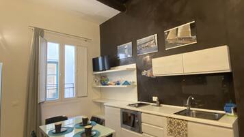 Kühlschrank, Mikrowelle, Gewürze, Küchenrolle