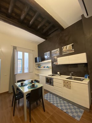 Kühlschrank, Mikrowelle, Gewürze, Küchenrolle