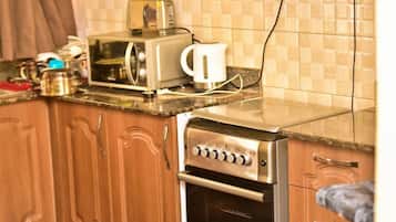 Refrigerador, microondas, tostadora, utensilios de cocina