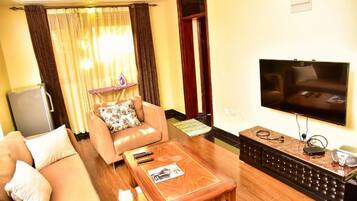 Shower, rainfall showerhead, free toiletries, slippers