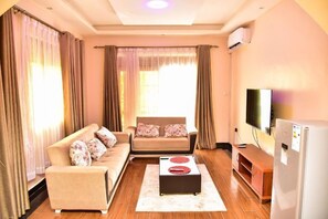 Premium bedding, memory-foam beds, individually decorated - Four Vins Hotel & Apartments (Kampala)