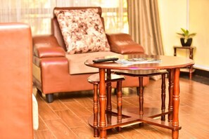 En 42-tommers Flatskjerm-TV med digitale kanaler samt TV