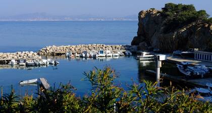 Cabanon de pĂȘcheurs rĂ©novĂ© Ă 20 m de la mer dans une calanque authentique.