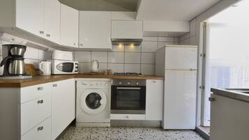 Een koelkast, een microgolfoven, een oven, een kookplaat