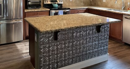 Spacious house w/pool and hot tub. Plenty of room to entertain!