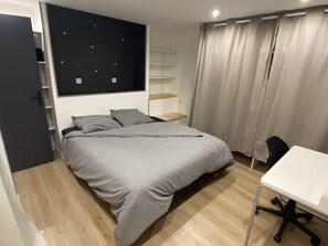 3 chambres, bureau, Wi-Fi, literie fournie