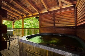 Outdoor spa tub - Free Dollywood Tix/A+Location/3Min2Pkwy/Spacious/ (Pigeon Forge)