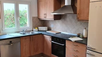 Een koelkast, een magnetron, een oven, een kookplaat