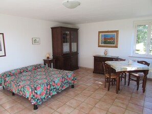 1 室のベッドルーム、旅行用ベビーベッド、WiFi (無料)、ベッドシーツ