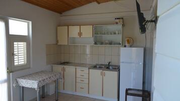 Appartement | Privékeuken | Een koelkast, een kookplaat, een waterkoker