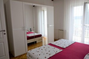 2 bedrooms, free WiFi, bed sheets - Remarkable 2-bed Apartment in Okrug Gornji (Okrug)