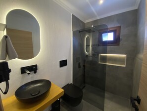 Deluxe studio suite, 1 queensize bed, bubbelbad, uitzicht op zwembad | Badkamer | Een douche, een haardroger, handdoeken, zeep