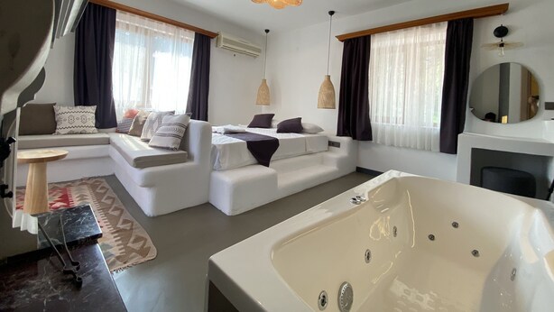 Suite Studio Deluxe, 1 grand lit, baignoire à jets, vue piscine