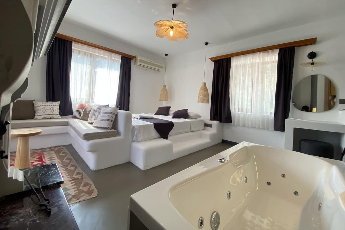 Deluxe Studio Suite, 1 Queen Bed, Jetted Tub, Pool View | 2 bedrooms, free WiFi, bed sheets