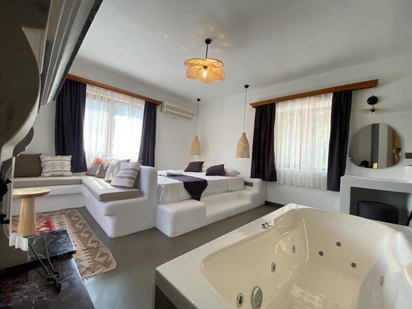 Deluxe Studio Suite, 1 Queen Bed, Jetted Tub, Pool View | Free WiFi, bed sheets - Tomsan Villas Akyaka (Ula)