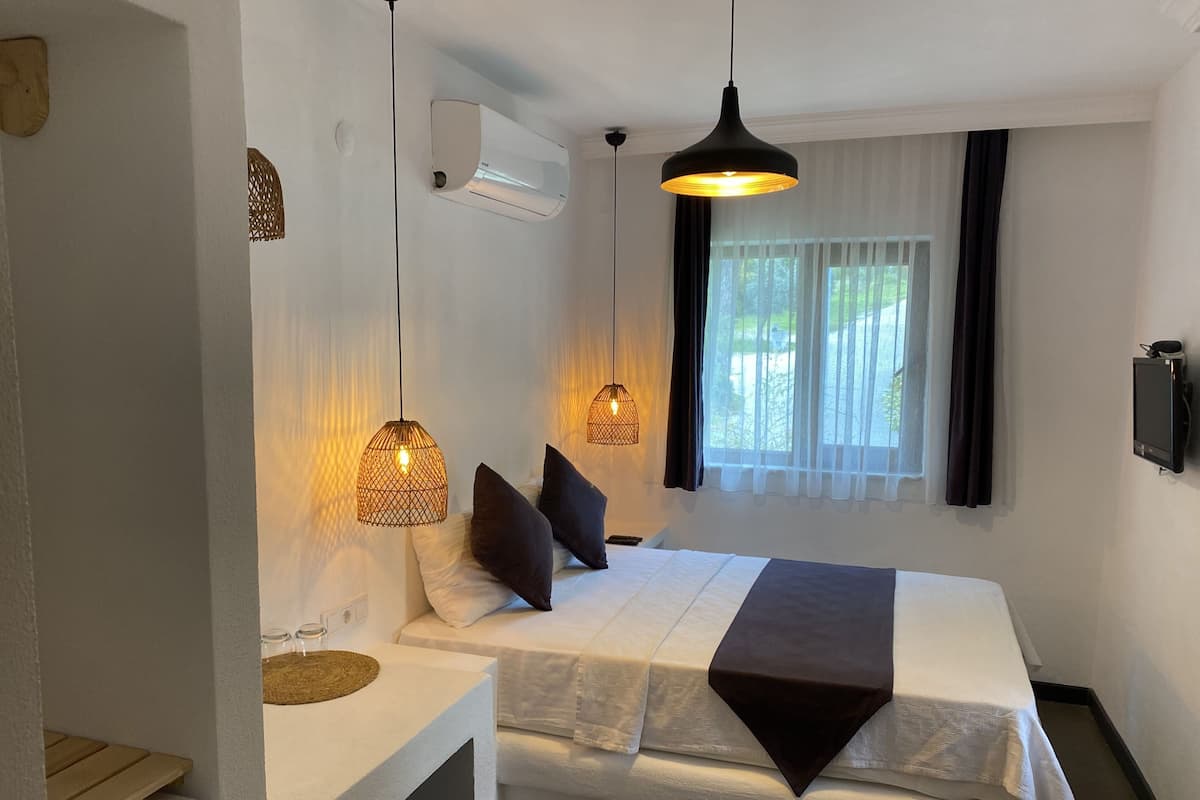 Standard Room, Balcony, Mountain View | WiFi (free), bed sheets