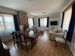 Villa Begonvil Upstairs | Área de sala de estar | Televisión 