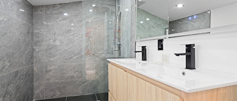 Douche, sèche-cheveux, serviettes fournies