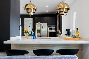 Fridge, microwave, oven, stovetop - Modern House With Guest House in Wynwood 12 Guests (Miami)