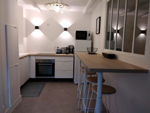 Kjøleskap, mikrobølgeovn, ovn og kokeplater