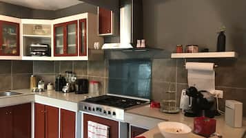 Mesin pembuat kopi/teh dan meja makan