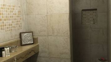 Chambre Classique Double ou avec lits jumeaux | Salle de bain | Douche, sèche-cheveux, serviettes fournies, savon
