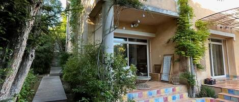 المنشأة من الخارج