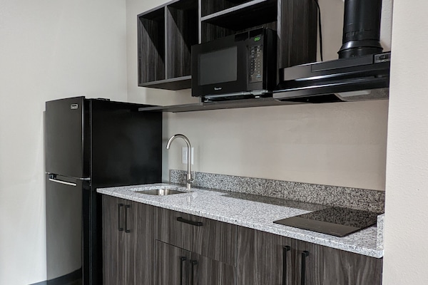 Geladeira grande, micro-ondas, cooktop, freezer