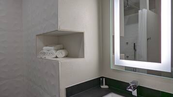 Regadera, regadera tipo lluvia, secadora de cabello, toallas