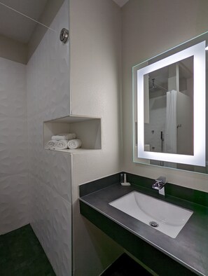 Shower, rainfall showerhead, hair dryer, towels - Crystal Inn Jacinto City (Houston)