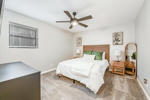 2 bedrooms, desk, iron/ironing board, free WiFi - Cozy 2BD Near Hospital (Wichita)