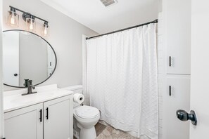 Bathtub, towels, toilet paper - Cozy 2BD Near Hospital (Wichita)