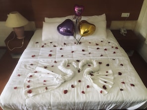 In-room safe, desk, iron/ironing board, bed sheets