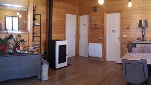 Un intérieur en bois comprenant un coin repas, un comptoir de cuisine et un réfrigérateur.