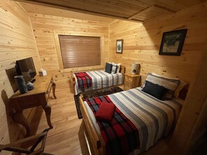 5 chambres, fer et planche à repasser, lit de bébé portatif