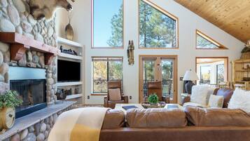 Een smart-tv, een open haard, videogames en een tafeltennistafel