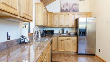 Een koelkast, een magnetron, een oven, een kookplaat